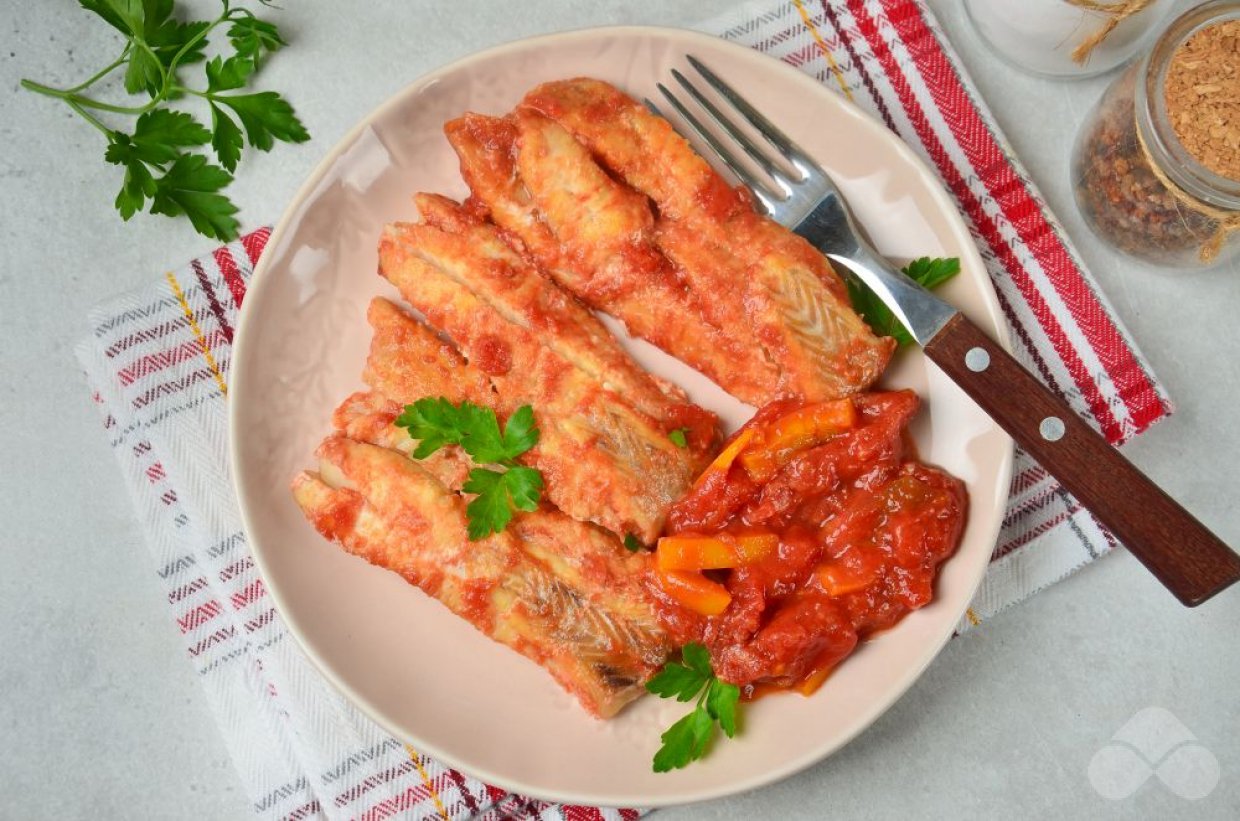 Минтай с томатами и паприкой в духовке – простой и вкусный рецепт с фото (пошагово)